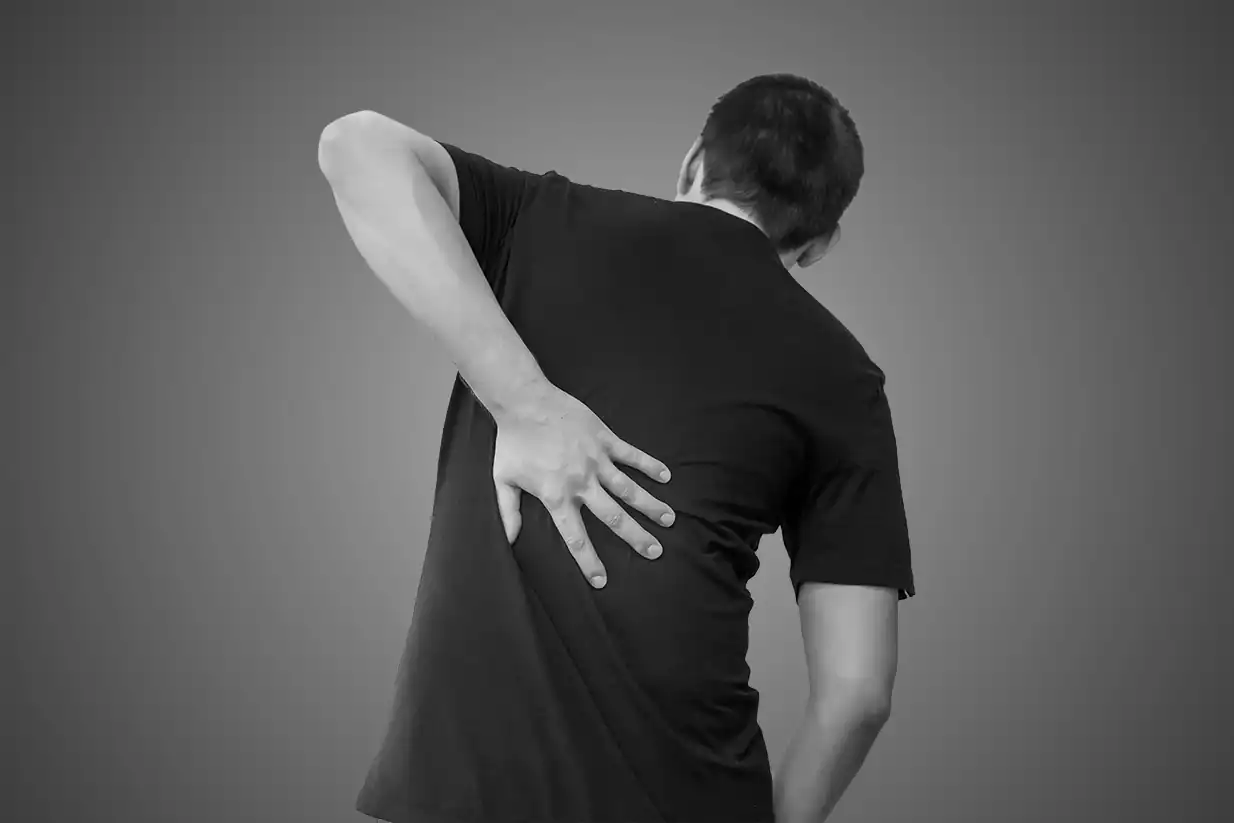 Person som har plager i ryggen